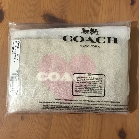 🥰 Corner Zip Wristlet In Signature Canvas With Heart Print - Picture 1 of 10